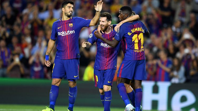 Luis Suarez, Lionel Messi, dan Ousmane Dembele melakukan selebrasi. Copyright: © INDOSPORT/Getty Images