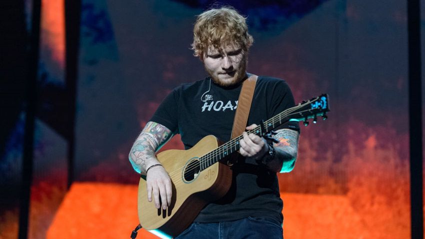 Tampil Di GBK, Ed Sheeran Memakai Jersey Timnas Indonesia - INDOSPORT