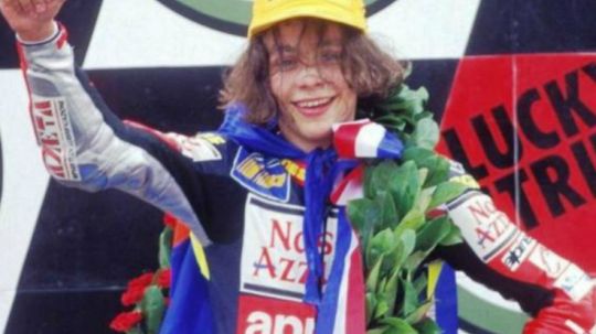 Valentino Rossi saat menang di Sirkuit Assen pada tahun 1997. Copyright: © Delcampe.