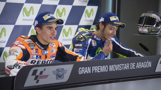 Marc Marquez dan Valentino Rossi dalam konferensi pers sebelum GP Aragon dimulai, 25 September 2016. Copyright: © INDOSPORT