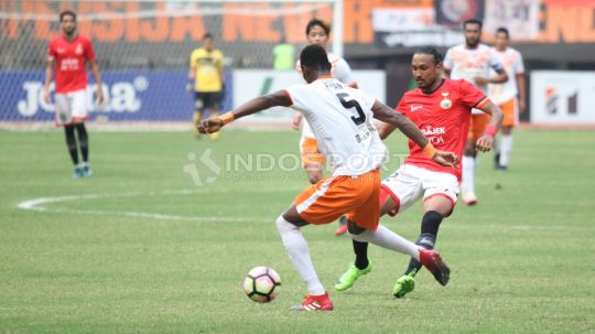 Bek Perseru Serui menghadang pergerakan pemain Persija, Rohit Chan (tengah). Copyright: © Herry Ibrahim/INDOSPORT