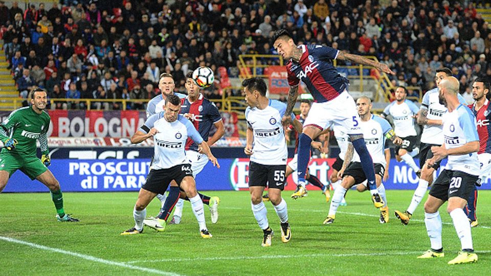 Duel antara pemain Bologna melawan Inter Milan. Copyright: © getty images