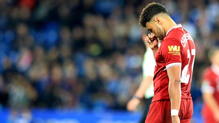 Alex Oxlade-Chamberlain tidak bisa melanjutkan aksinya di lapangan lantaran ditarik keluar pada laga Liga Inggris antara Liverpool vs Manchester United, Minggu (19/01/20). Copyright: © getty images