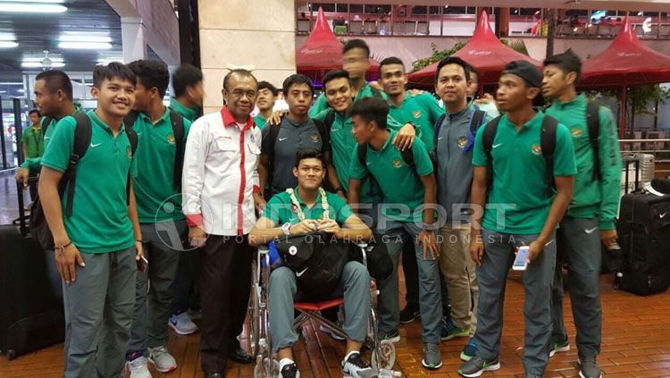 Muhammad Riyandi masih menggunakan kursi roda saat tiba bersama Timnas U-19 di Indonesia. Copyright: © Petrus Manus Da Yerimon/INDOSPORT