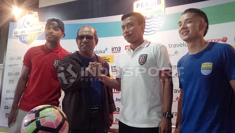 Widodo Cahyono Putro (kanan) berjabat tangan dengan pelatih baru Persib, Emral Abus. Copyright: © Arif Rahman/INDOSPORT