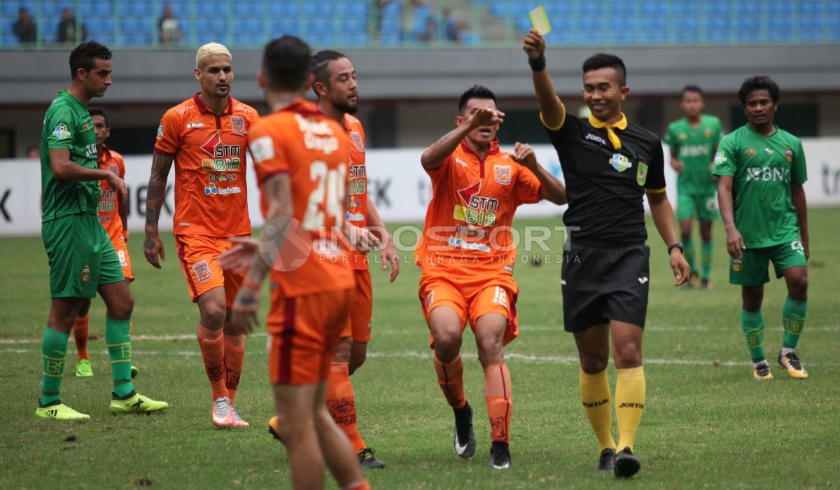 Wasit Aprisman Aranda memberi kartu kuning kepada Diego Michiels karena dianggap melakukan handsball di kotak terlarang. Herry Ibrahim/INDOSPORT Copyright: © Herry Ibrahim/INDOSPORT