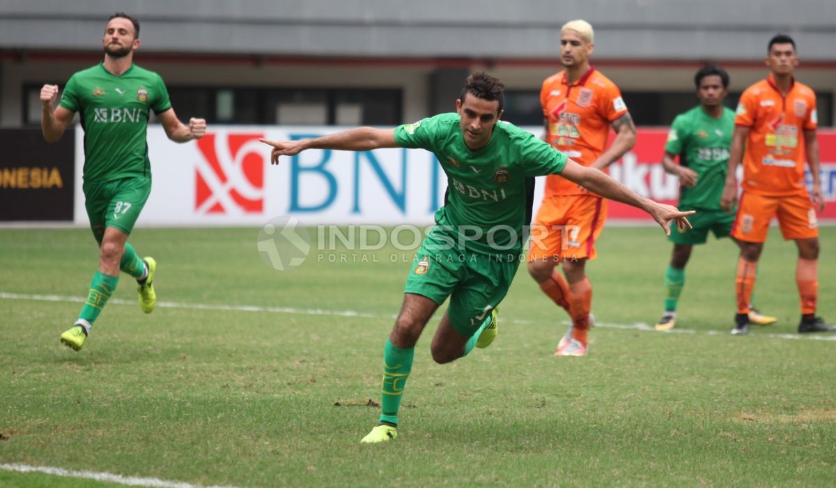 Selebrasi Otavia Dutra usai sukses mengeksekusi penalti ke gawang Borneo FC. Herry Ibrahim/INDOSPORT Copyright: © Herry Ibrahim/INDOSPORT