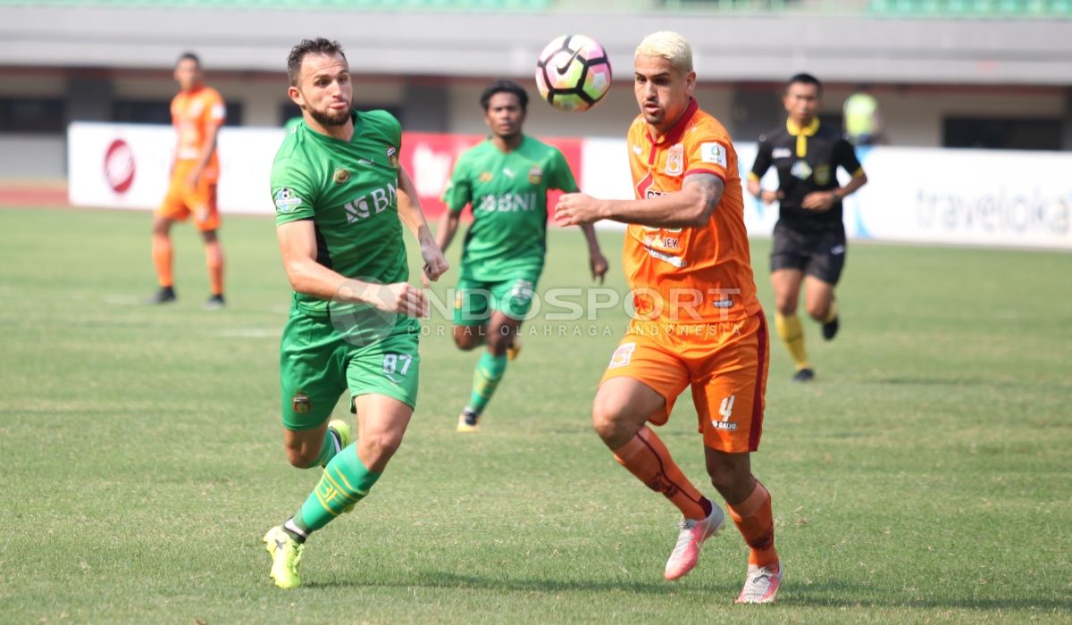 Duel Antara Ilija Spasojevic (kiri) dengan bek Borneo FC, Matheus Henrique Lopes. Herry Ibrahim/INDOSPORT Copyright: © Herry Ibrahim/INDOSPORT