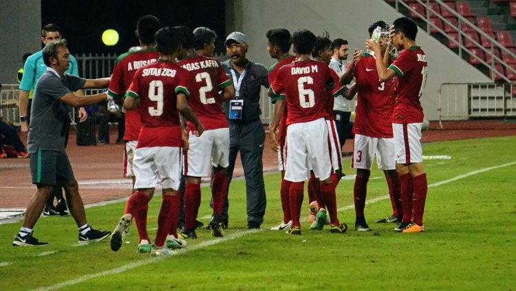 Fakhri Husaini memberi arahan ke pemain Timnas Indonesia U-16. Copyright: © PSSI