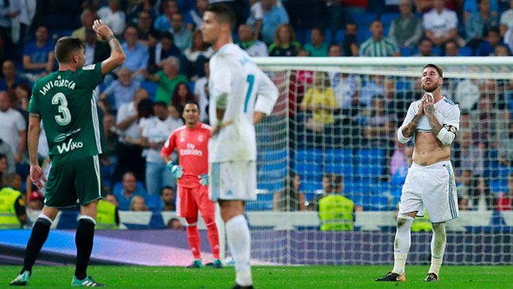 Real Madrid seolah kehilangan gairah saat tampil di Santiago Bernabeu. Copyright: © Indosport.com
