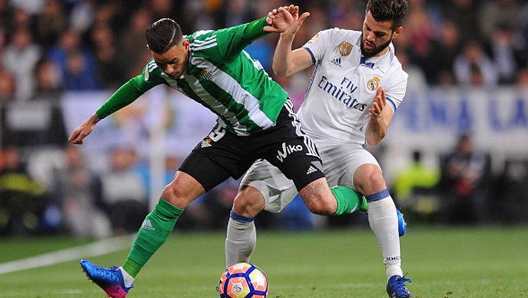 Antonio Sanabria (kiri) saat bermain di Real Betis. Copyright: © getty images