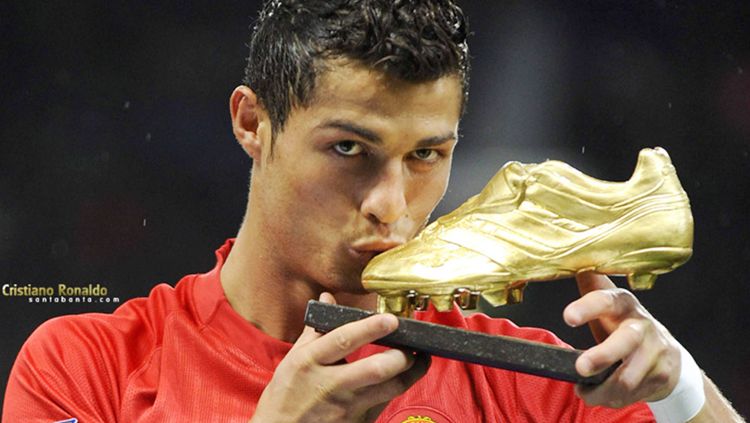 Pemain Bintang Real Madrid, Cristiano Ronaldo dengan sepatu emas yang harganya selangit. Copyright: © pinterest