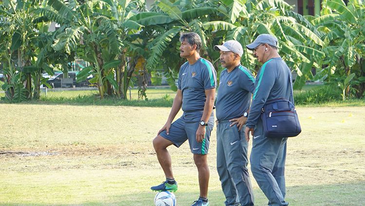 Pelatih Timnas U-16, Fachry Husaini (tengah) dan jajarannya. Copyright: © PSSI