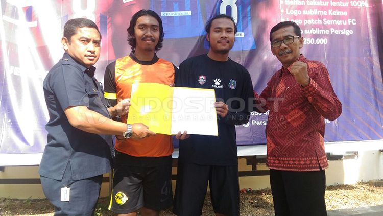 Manajer tim Persigo Semeru FC, Miko Agus Pribadi mengenalkan dua pemain baru. Copyright: © Ian Setiawan/INDOSPORT