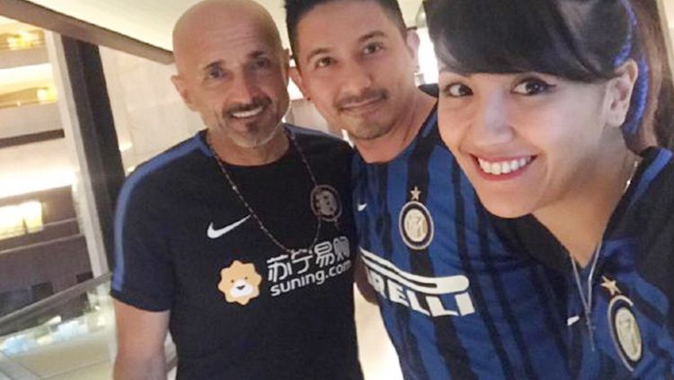 Ryan Delon, Sharena, dan Luciano Spalletti. Kedua selebriti Indonesia ini memang penggemar berat Inter Milan. Copyright: © dok.pribadi