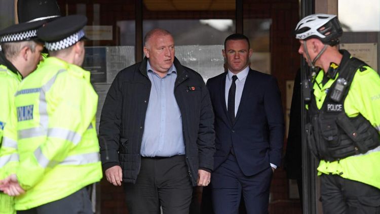 Mantan pegawai Old Trafford, Damian Hall kini tengah menjadi pengawal Wayne Rooney. Copyright: © thesun.co.uk
