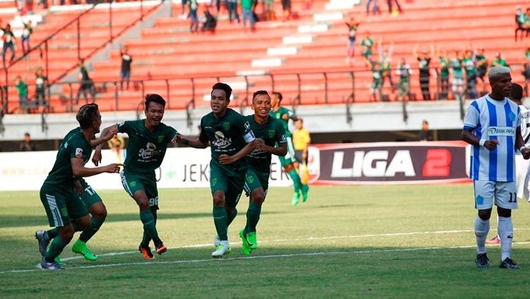 Misbakus Solikin membuka keunggulan Persebaya melalui tendangan bebas saat menjamu PSBS Biak di Gelora Bung Tomo. Copyright: © Angger Bondan/Jawa Pos