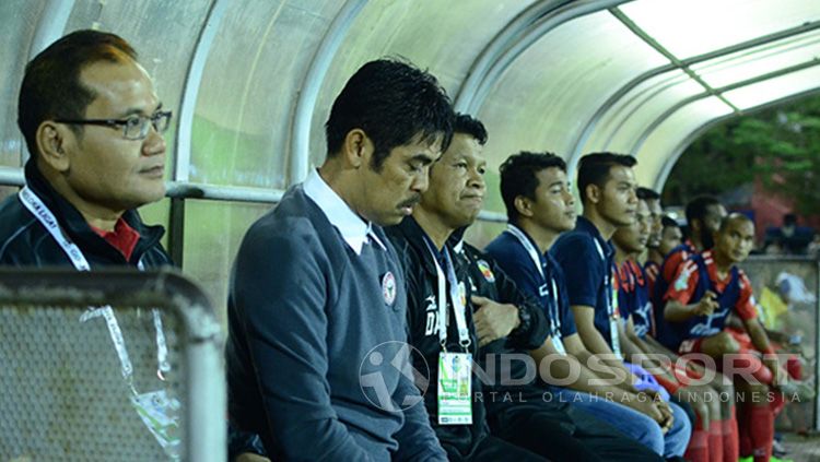 Nilmaizar dan para pemain cadangan Semen Padang. Copyright: © INDOSPORT/Taufik Hidayat