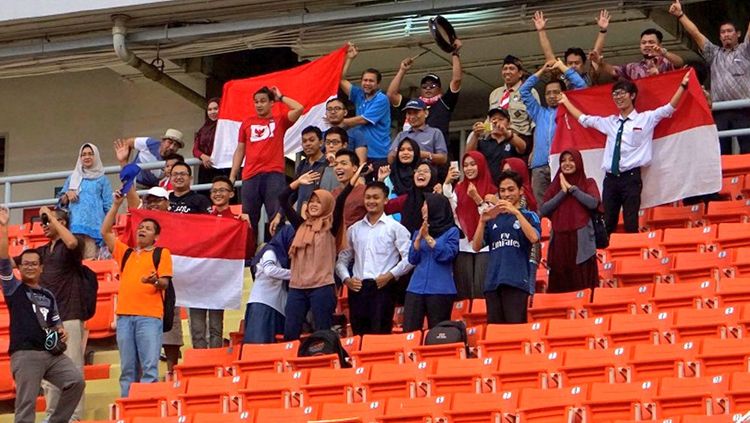 Suporter Timnas Indonesia di pertandingan Indonesia melawan Laos. Copyright: © PSSI