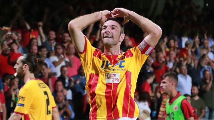 Fabio Lucioni (29), bek tengah sekaligus kapten Benevento yang terancam skorsing empat tahun akibat dituduh menggunakan obat doping. Copyright: &copy; espncdn