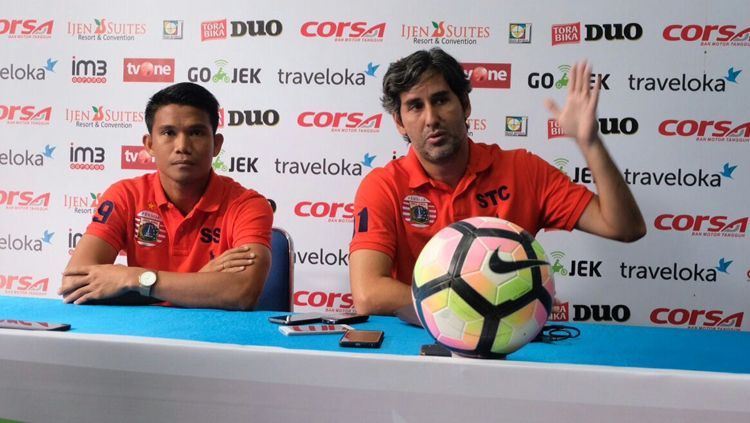 Sandi Sute dan Stefano Cugurra Teco dalam jumpa pers. Copyright: Â© Media Persija