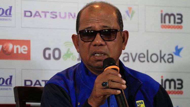 Pelatih Bhayangkara FC, Emral Abus, menanggapi protes keras yang dilakukan oleh para pemain Persita pada Liga 1 2023/2024, Kamis (03/08/23). Copyright: © Muhammad Ginanjar/INDOSPORT