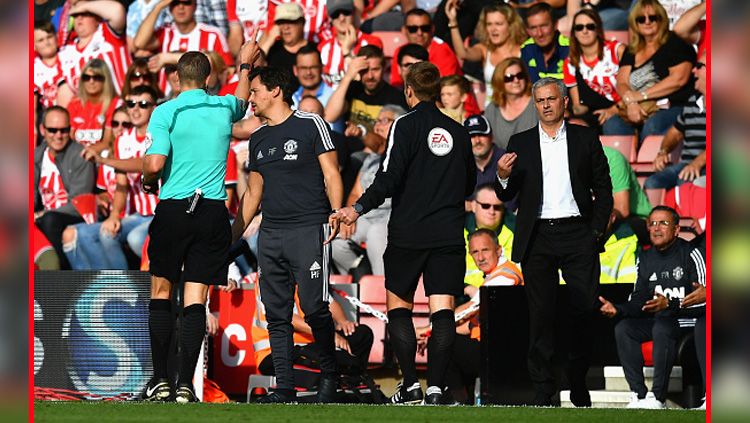 Jose Mourinho saat diusir oleh wasit dalam pertandingan melawan Southampton. Copyright: © getty images