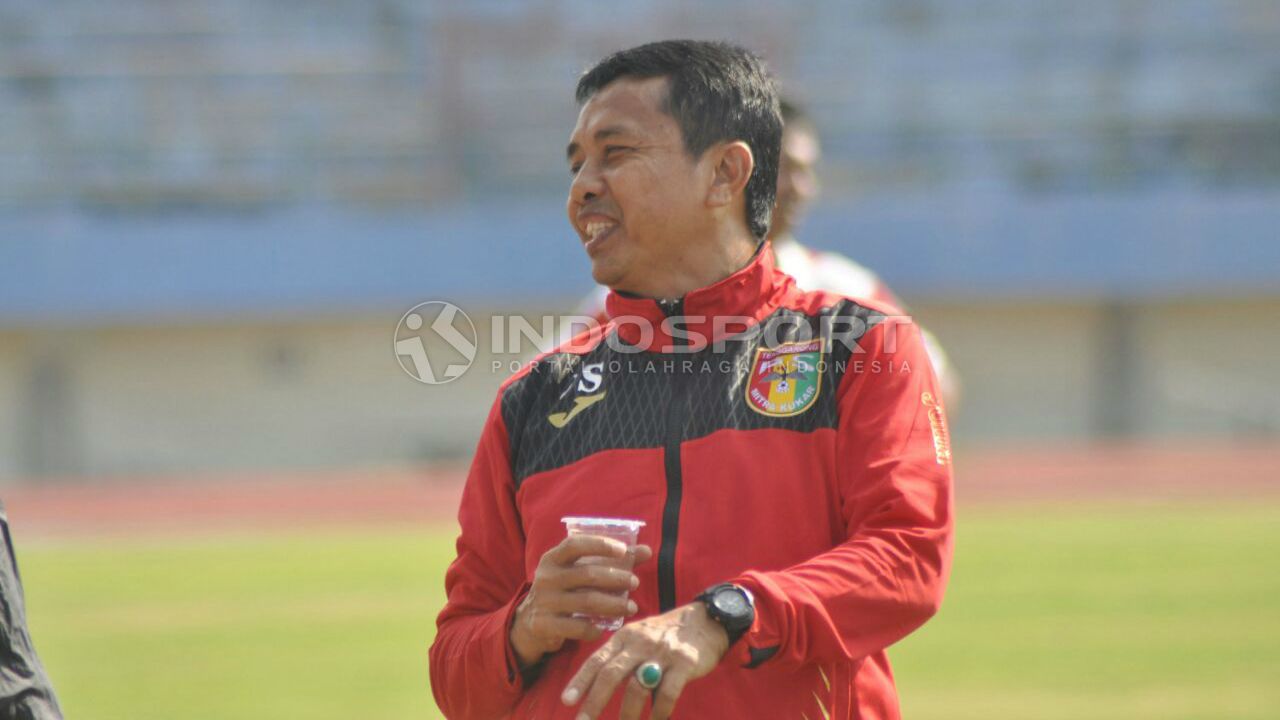Mantan pelatih Mitra Kukar yang kini melatih di Celebest FC, Jafri Sastra. Copyright: © Arief Setiadi/INDOSPORT
