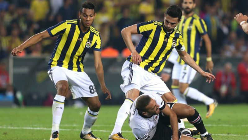 Salah satu aksi dari pertandingan Fenerbahce vs Besiktas. Copyright: © getty images