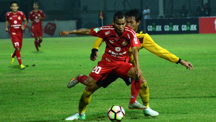 Pemain Persija Jakarta, Riko Simanjuntak tak bisa menyembunyikan rasa rindunya untuk kembali merumput di lapangan. Copyright: © Taufik Hidayat/INDOSPORT