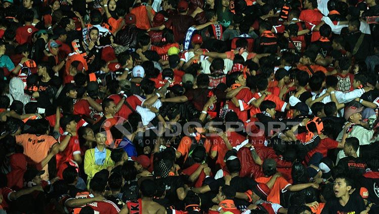 The Jakmania, fans Persija Jakarta. Copyright: © Ian Setiawan/INDOSPORT