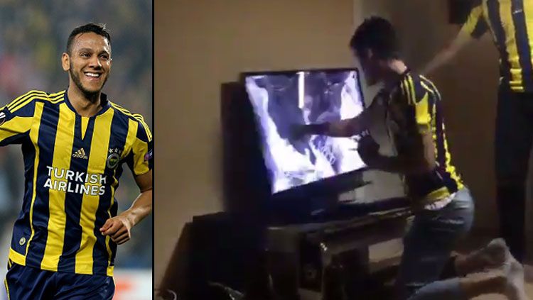 Bintang Fenerbahce, Souza (kiri) dan salah satu fans Fenerbahce. Copyright: © INDOSPORT/The Sun