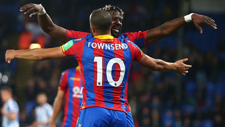 Bakary Sako selebrasi bersama Andros Townsend pada laga Carabao Cup. Copyright: &copy; getty images