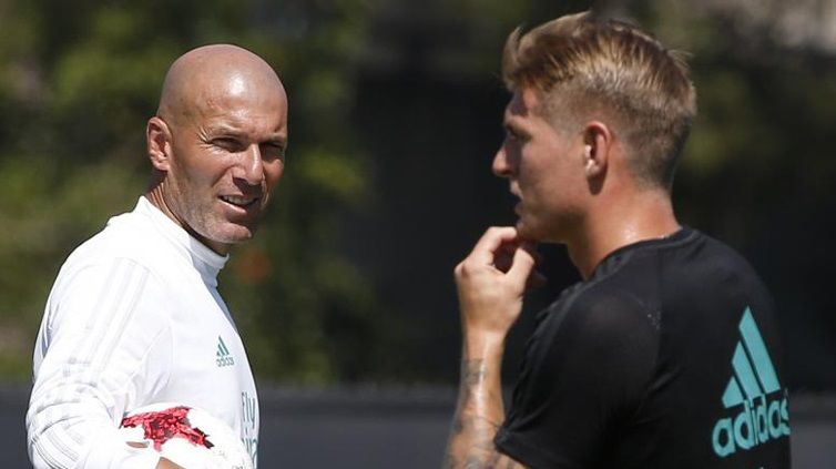 Zidane melakukan pembicaraan dengan Toni Kroos di sesi latihan Madrid. Copyright: © Marca