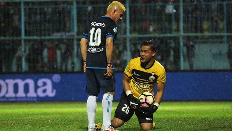 Cristian Gonzales (kiri) dan Andritany (kanan) bersua di Kanjuruhan, Malang, saat Persija Jakarta menahan imbang Arema FC. Copyright: © PT LIB