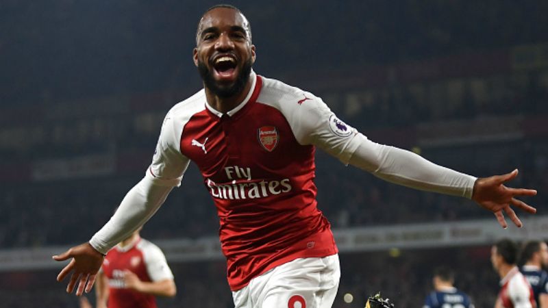 Alexandre Lacazette merayakan gol pertamanya ke gawang West Brom. Copyright: © getty images