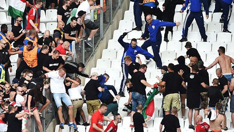Keributan antara suporter Inggris dengan Rusia di ajang EURO 2016. Copyright: © Daily Mail