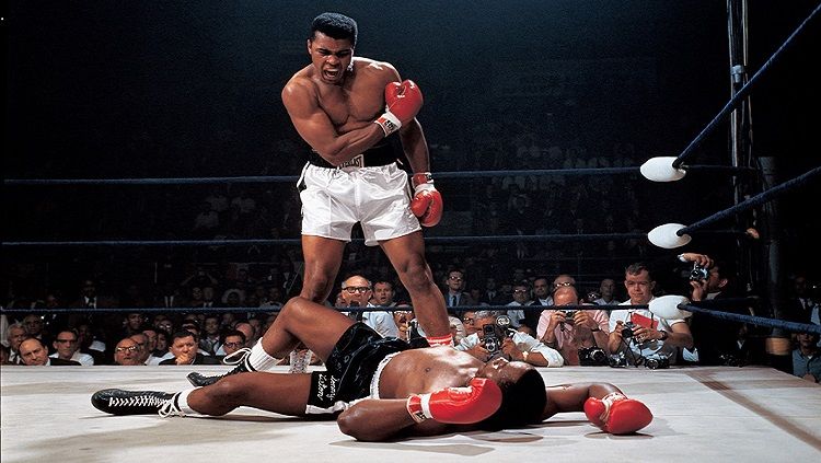 Ada satu foto yang paling ikonik tentang Muhammad Ali, yakni saat ia memenangkan pertarungan melawan Sonny Liston pada tahun 1965. Copyright: © Neil Leifer/Sports Illustrated/Getty Images