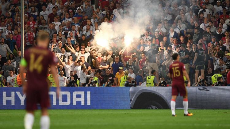 Kerusuhan fans Rusia di Euro 2016. Copyright: © Paul Ellis/AFP/Getty Images