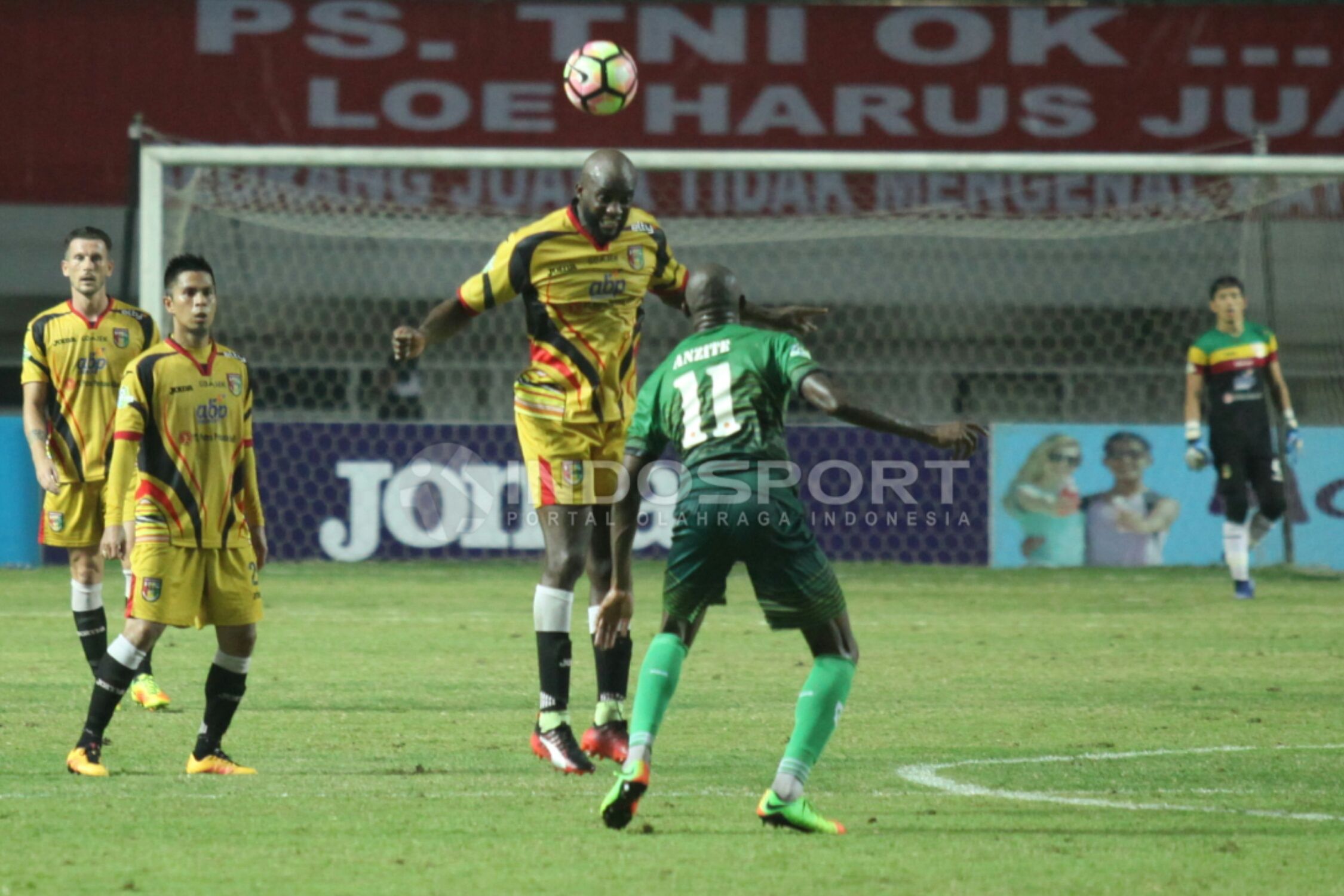 Aksi sundulan marquee player Mitra Kukar, Mohammed Sissoko (tengah) dijaga ketat pemain PS TNI, Franklin Touadere Copyright: © Herry Ibrahim/INDOSPORT