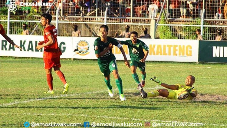 Gol gelandang Persebaya Surabaya Misbakus Solikin ke gawang Kalteng Putra di Liga 2 2017. Copyright: © Emosi Jiwaku