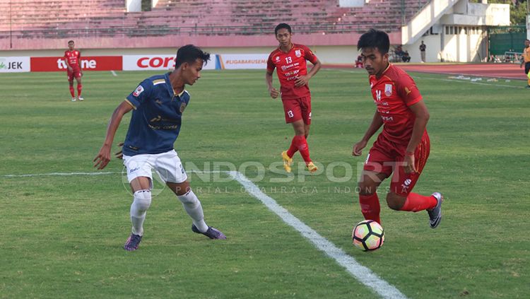 Persis Solo (kanan) saat mengontrol bola terjahadap lawan. Copyright: © Ghozi El Fitra/INDOSPORT