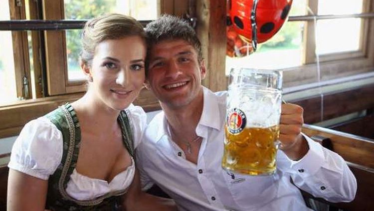 Lisa Trede, istri dari Thomas Muller, striker Bayern Munchen. Copyright: © Sportskeeda.com