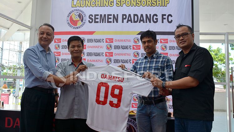 Prosesi penandatanganan kontrak antara Semen Padang dengan sponsor. Copyright: © INDOSPORT/Taufik Hidayat