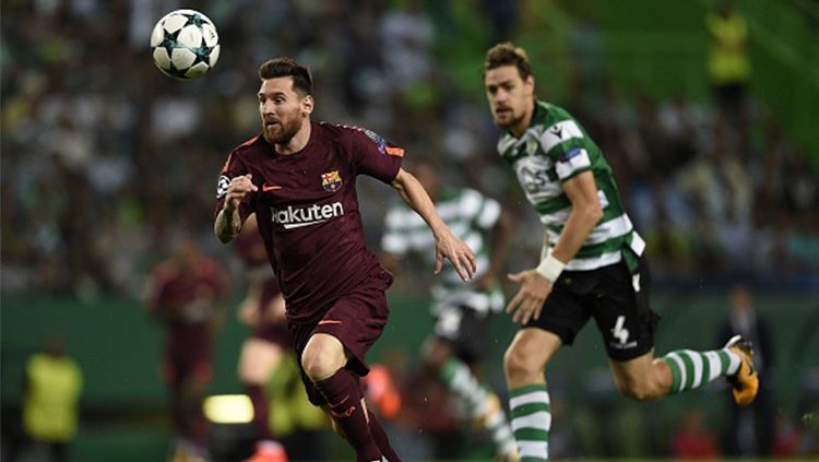 Lionel Messi saat bertanding melawan Sporting Lisbon. Copyright: © getty images