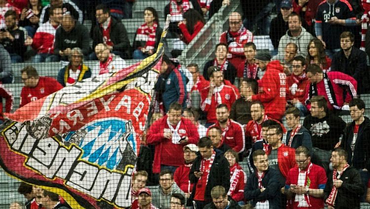 Suporter Bayern Munchen terlihat memberikan makian kepada Duta Piala Dunia 2022 terkait dengan pernyataan kontroversialnya. Copyright: © besoccer.com