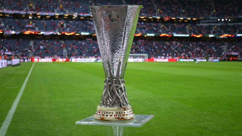 Trofi Liga Europa merupakan satu-satunya trofi tanpa pegangan di kompetisi Eropa. Copyright: © getty images