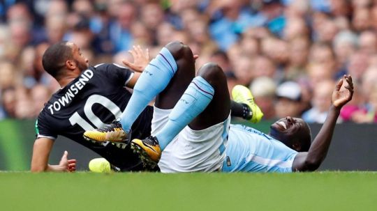 Benjamin Mendy mengalami cedera pecah ligamen lutut. Copyright: © The Sun