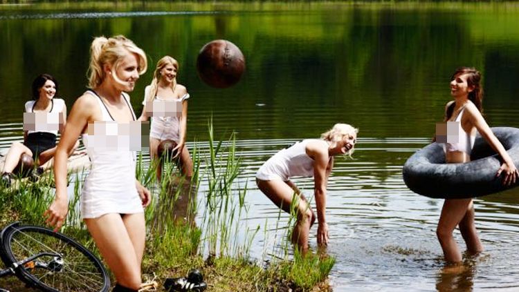 Timnas Jerman wanita pernah berpose setengah bugil untuk halaman muka majalah Playboy. Copyright: © dailymail.co.uk