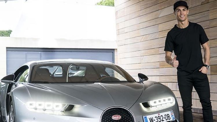 Cristiano Ronaldo pamer mobil baru. Copyright: © carbuzz.com